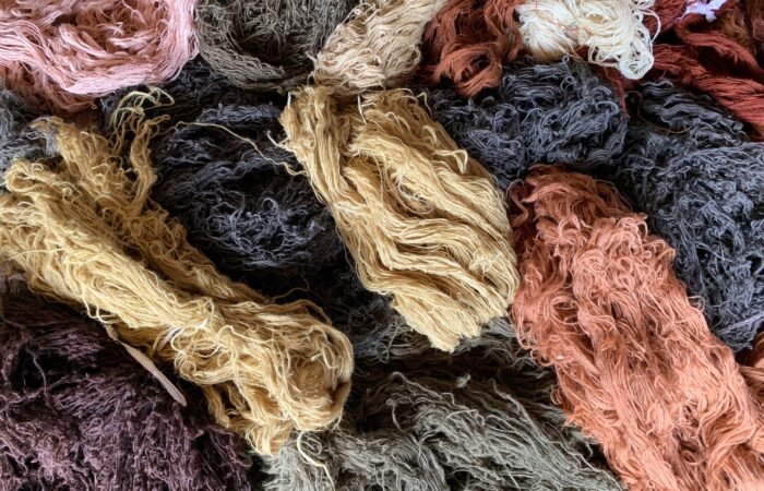 În era „fast fashion“, undeva în Maramureș, femeile încă vopsesc țesături cu scoarță de copac, frunze și flori